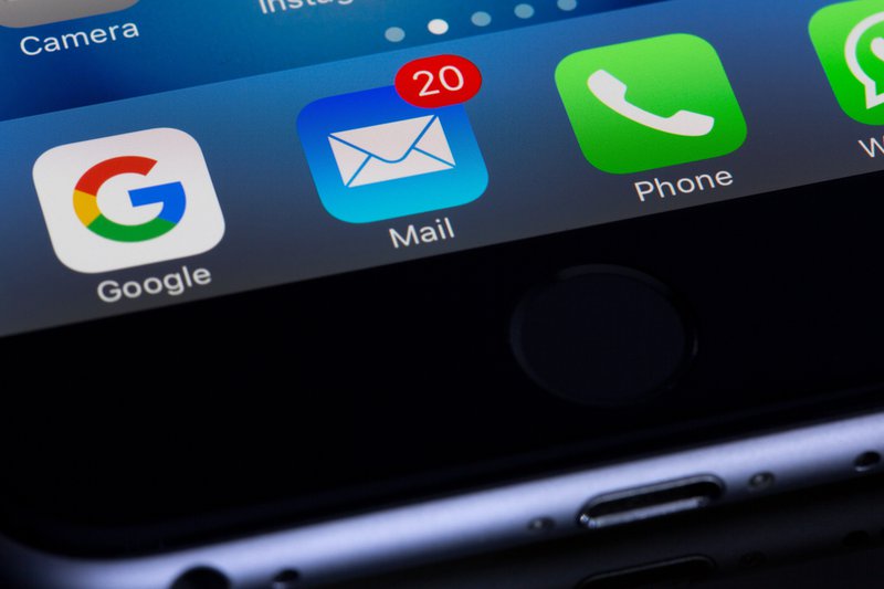 iphone with 20 unopened emails in the mail app 